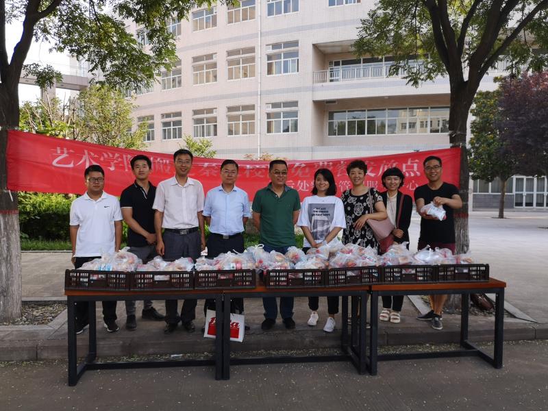 临潼餐饮发放免费餐，助力艺术学院学生搬迁