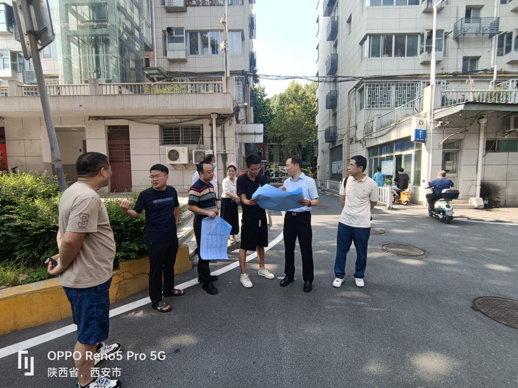 校领导检查指导南院雨污分流管网改造项目和防汛工作