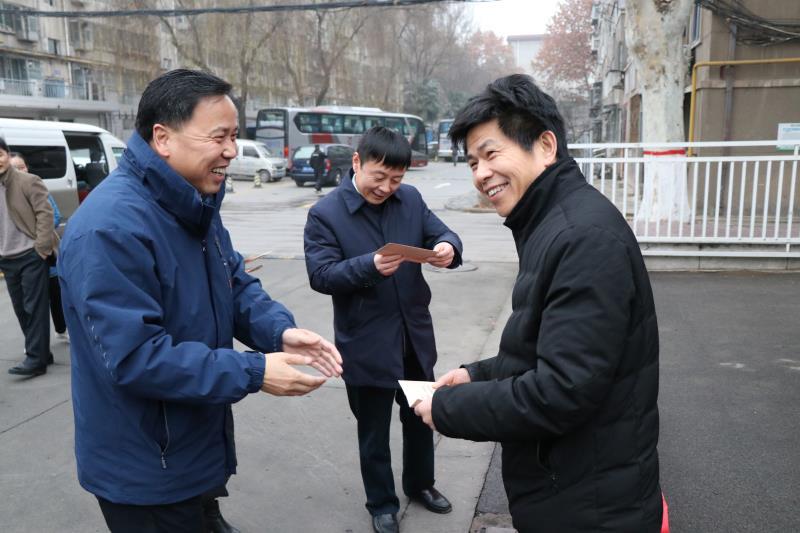 校领导看望慰问寒假在岗员工