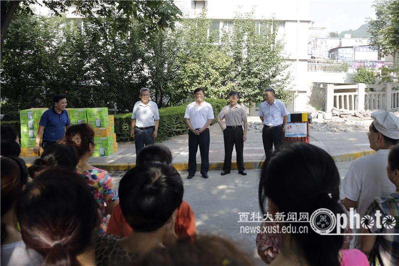 酷暑慰问  校领导送夏日关怀