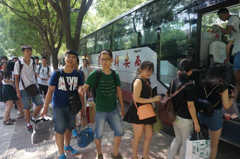 2015届毕业生文明离校送站工作圆满完成