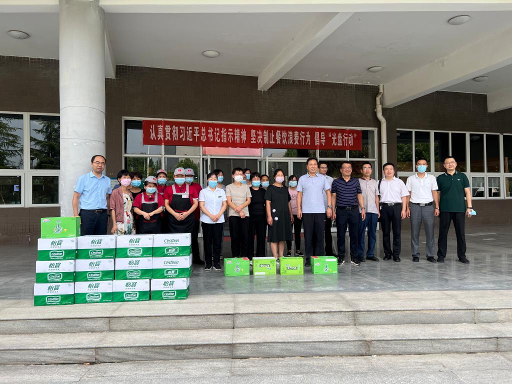学校领导慰问暑期坚守一线的菠菜担保网员工