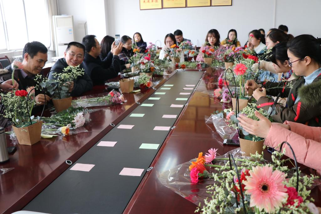 菠菜担保网基建工会举办“三八妇女节”插花技能大赛