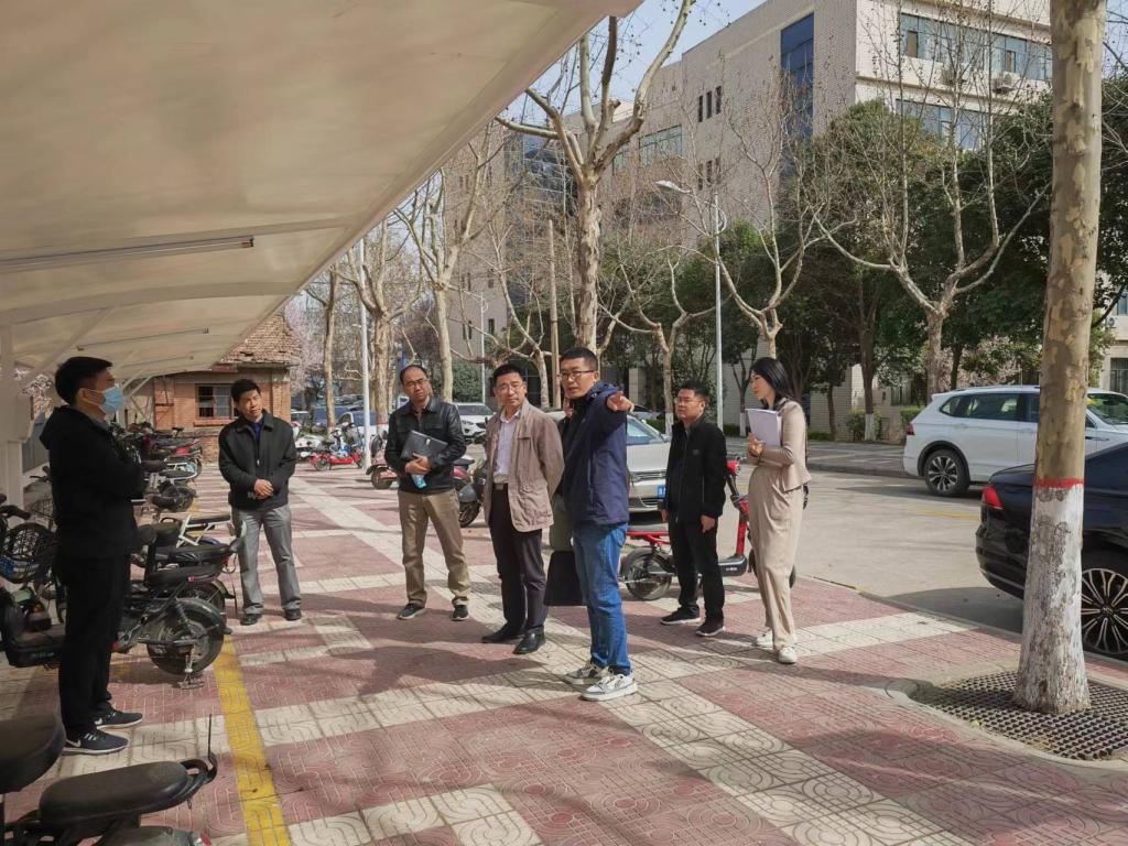 校领导参加骊山校园电动自行车充电桩项目的验收工作