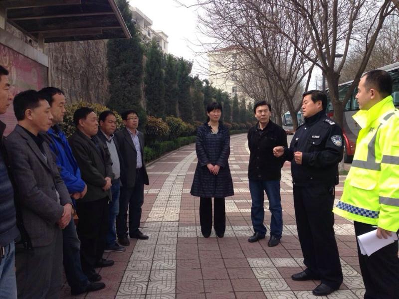 交警碑林大队受邀对我校班车进行安全大检查